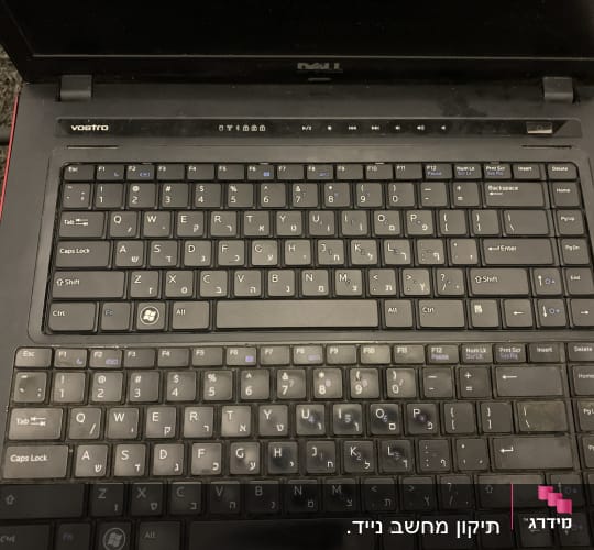 מקלדת מחשב נייד עם מקשים בעברית ואנגלית